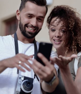 Seyahat sırasında şehirde duran çift..