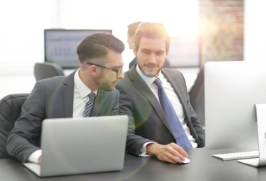 Teklifini iş ortağına açıklayan işadamı