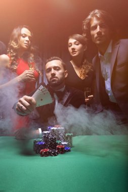 Mutlu bir şirket bir zafer Poker şampanya ile kutluyor.