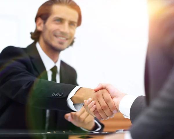 Handshake Manager et le client assis dans le bureau — Photo