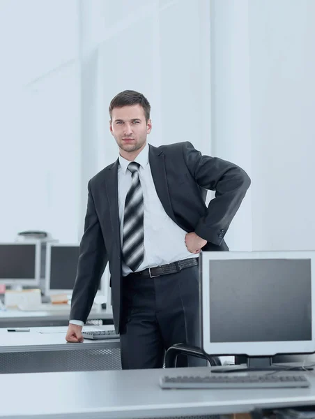 Gerente senior de pie en una oficina moderna antes del inicio de la jornada laboral — Foto de Stock