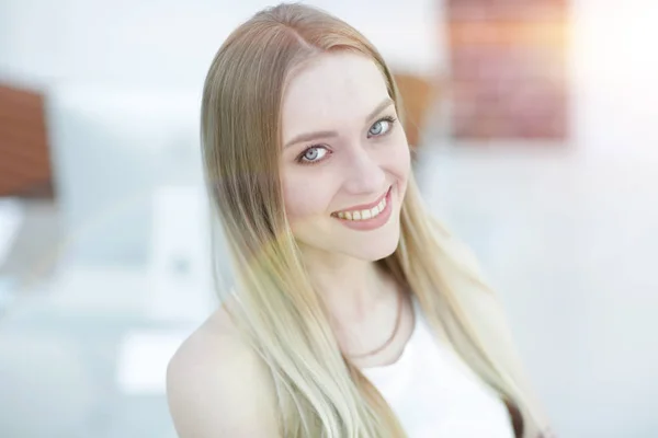 Portrait en gros plan d'une jeune femme sur fond de bureau flou . — Photo