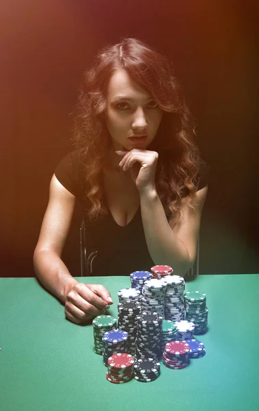Belle brune jouant au poker — Photo