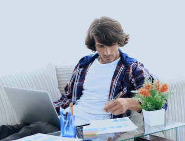 Kendine güvenen adam evde laptop ile çalışma.