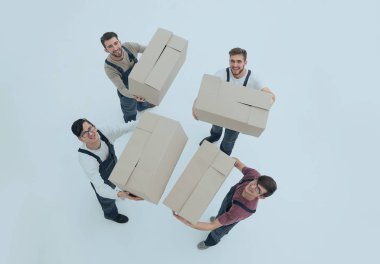 Hareketli Kutular üzerinde beyaz izole karton yığını kaldırma Nakliyeciler