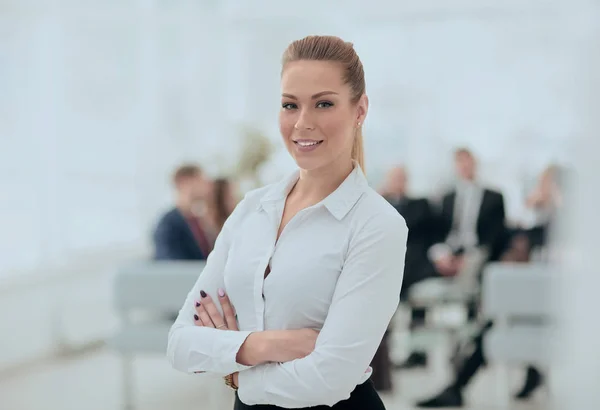 Portret van vertrouwen zakenvrouw op de achtergrond van het Bureau. — Stockfoto