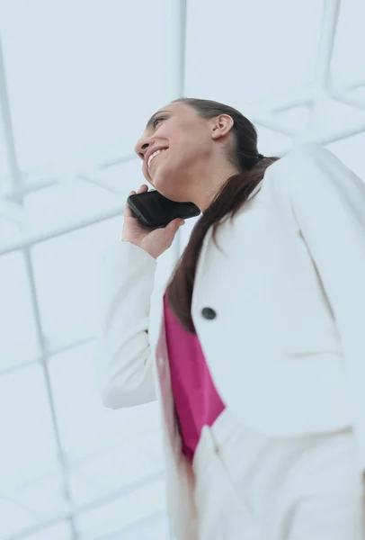 Elegante dama de negocios hablando por teléfono — Foto de Stock