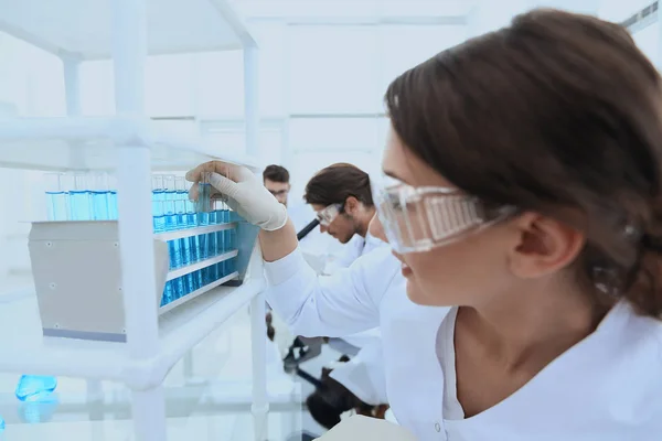 Junge Frau mit Reagenzgläsern im Labor — Stockfoto