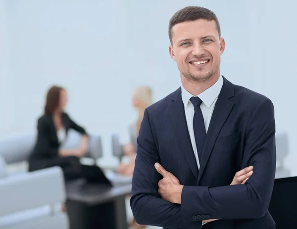 Uomo d'affari di successo su sfondo sfocato ufficio — Foto Stock