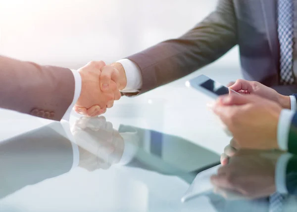 Två säkra affärsmän skakar hand under ett möte i den — Stockfoto