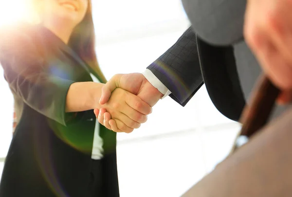 Close up de homem de negócios e mulher de negócios apertando as mãos — Fotografia de Stock