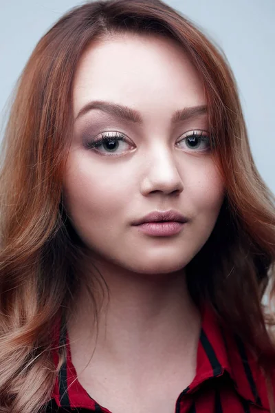 Blonde avec coiffure bouclée et lèvres rouges — Photo