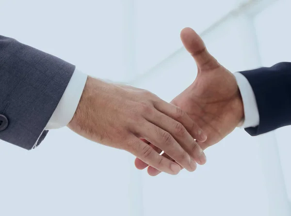 Двое бизнесменов собираются пожать друг другу руки. — стоковое фото