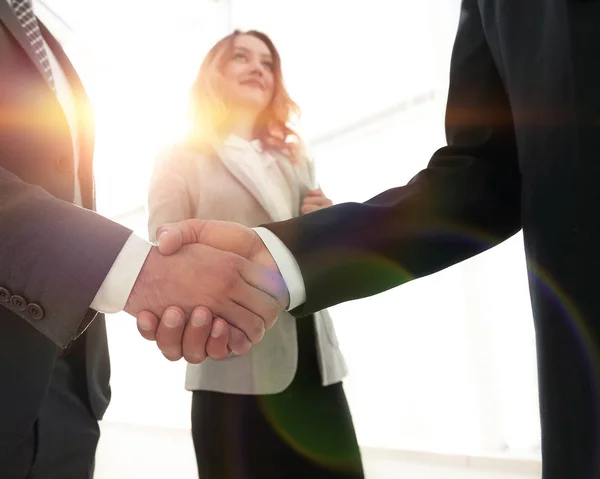 Közeli üzletember kézfogás együtt a tárgyalóban — Stock Fotó