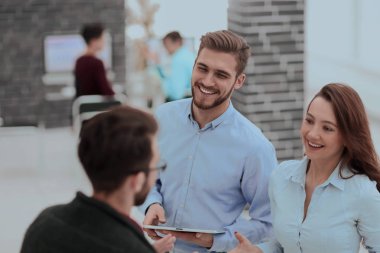 Ofiste tabletli iş ekibi.