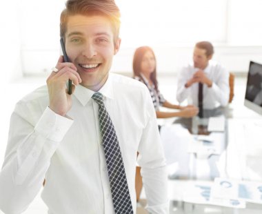 İş adamı cep telefonuyla konuşuyor..