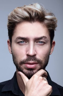 düşünceli işadamı çenesinin altından elini tutarak