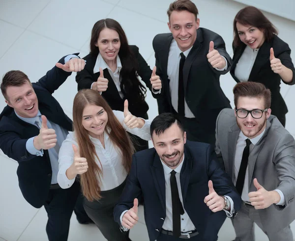 Úspěšný obchodní tým zvedající palec nahoru — Stock fotografie
