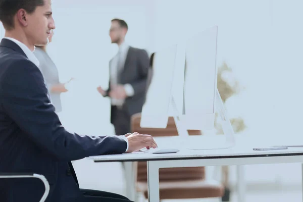 Empleado está escribiendo en el teclado de la computadora . — Foto de Stock