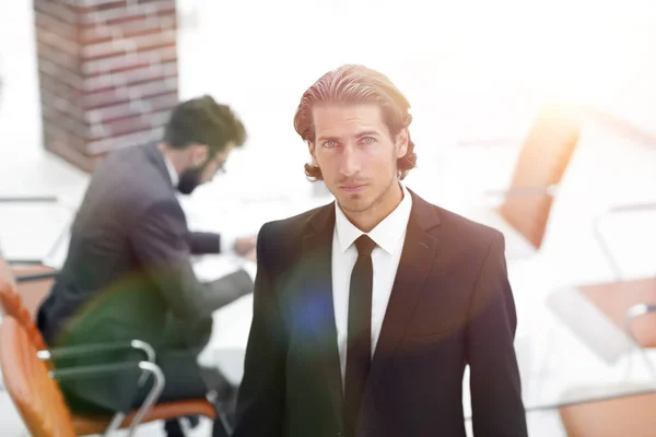 Бізнесмен стоїть у своєму офісі — стокове фото