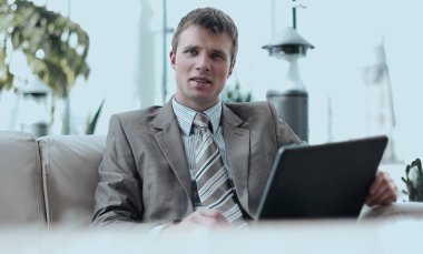 Mutlu başarılı bir iş adamı ofis ve iş kanepede oturan