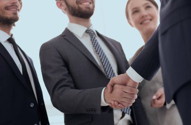 Yatırımcı ile el sıkışan iş lider