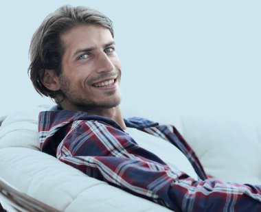 başarılı adam büyük bir yuvarlak rahat sandalyede oturuyor.