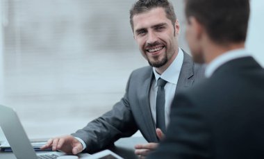 bir masada oturan closeup.business arkadaşları.