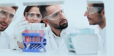 Laboratuvardaki bir grup bilim adamı ve eczacının yakın çekimi.