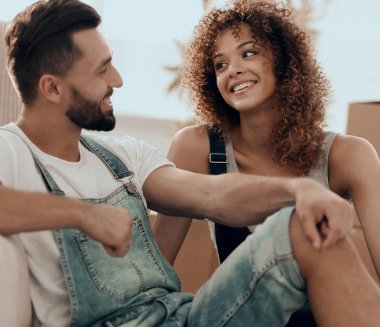 mutlu çift oturan taşımak için kutuları