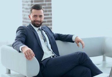 Ofis lobisinde oturan başarılı bir iş adamı portresi
