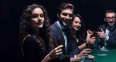 bir kumarhanede bir masada oturan güzel kadın