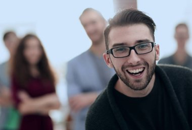 arka plan bulanık bir genç gazeteci portresi