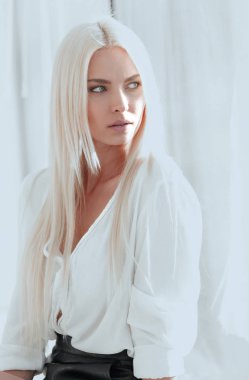 Sorunlar hakkında düşünme genç iş kadını.