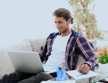 Kendine güvenen adam evden dizüstü bilgisayar ile çalışma. freelancing kavramı