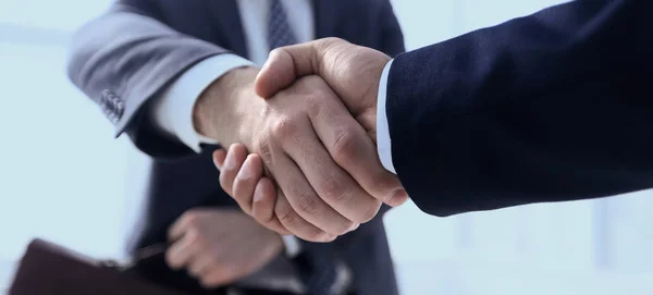 Primer plano del líder empresarial Shaking Partner Hand — Foto de Stock