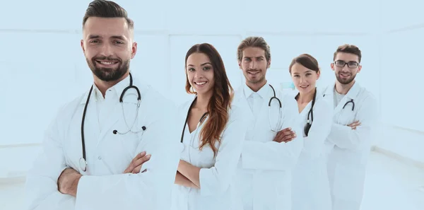 Група щасливих успішних лікарів, що стоять поспіль в шлангах — стокове фото