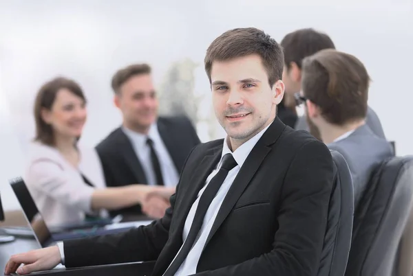 Líder no contexto da equipe de negócios — Fotografia de Stock