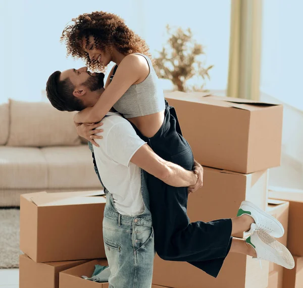 Portrait of a happy couple moving to a new house — Stock Photo, Image