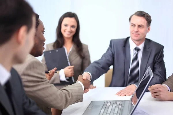 Handshake affärspartners på ett affärsmöte — Stockfoto