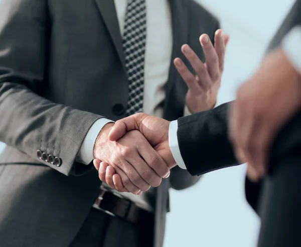 Vriendelijke Glimlachende zakenmensen handshaking. Business concept foto — Stockfoto
