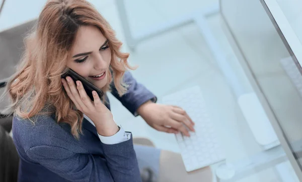 Primer plano. mujer de negocios hablando en smartphone —  Fotos de Stock