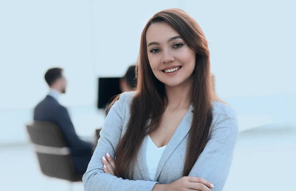 Obchodní žena na rozmazaném pozadí kancelář — Stock fotografie