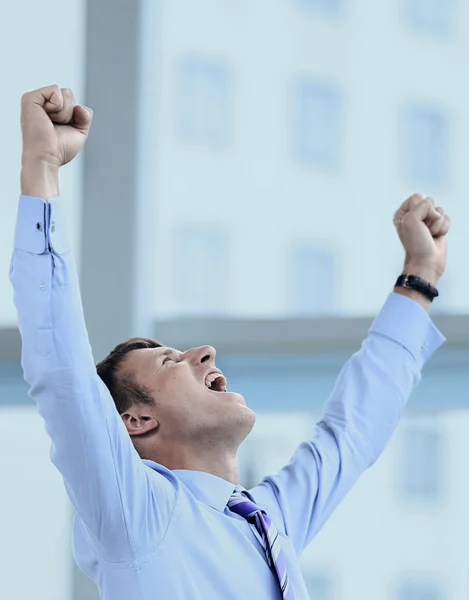 Businessman celebrating with his fists raised in the air — Stock Photo, Image