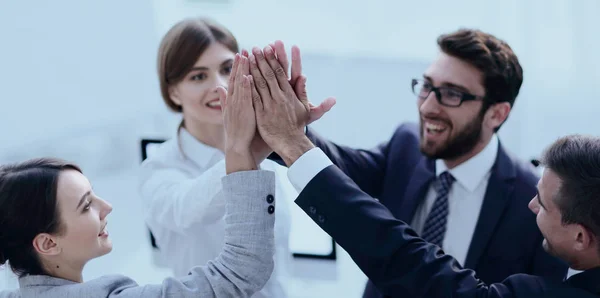 Framgångsrikt affärsteam ger varandra en high-five, stående — Stockfoto