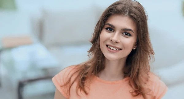 Primer plano retrato de una joven sobre fondo borroso . — Foto de Stock