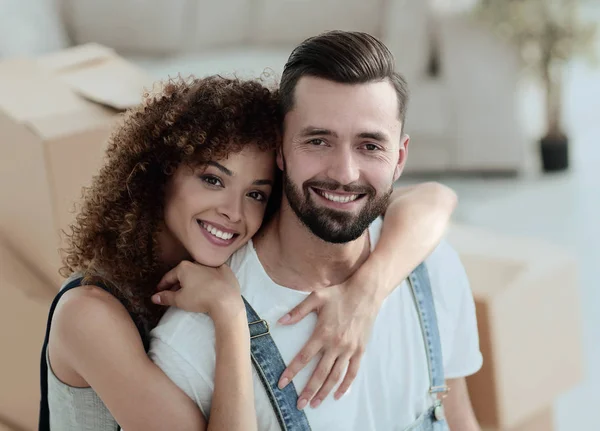 Retrato de close-up de um casal recém-casado em um fundo de caixas — Fotografia de Stock