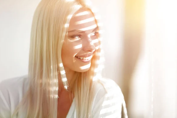 Cara de cerca de una hermosa mujer moderna . — Foto de Stock