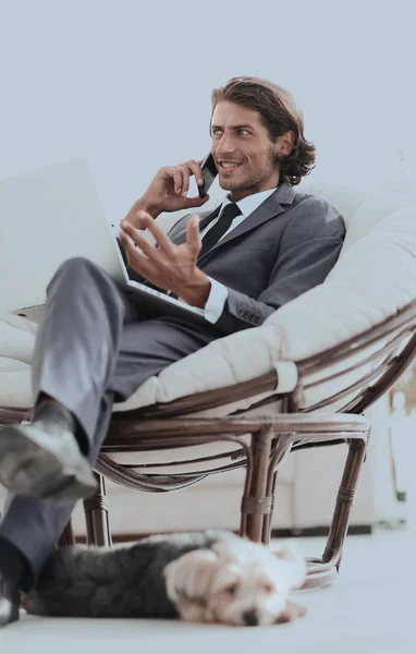 Μιλάμε για το smartphone που κάθεται στην καρέκλα του στο σπίτι επιχειρηματία — Φωτογραφία Αρχείου