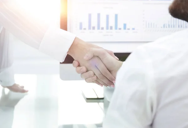 Werknemers begroeten elkaar met een handdruk in de buurt van het Bureau — Stockfoto